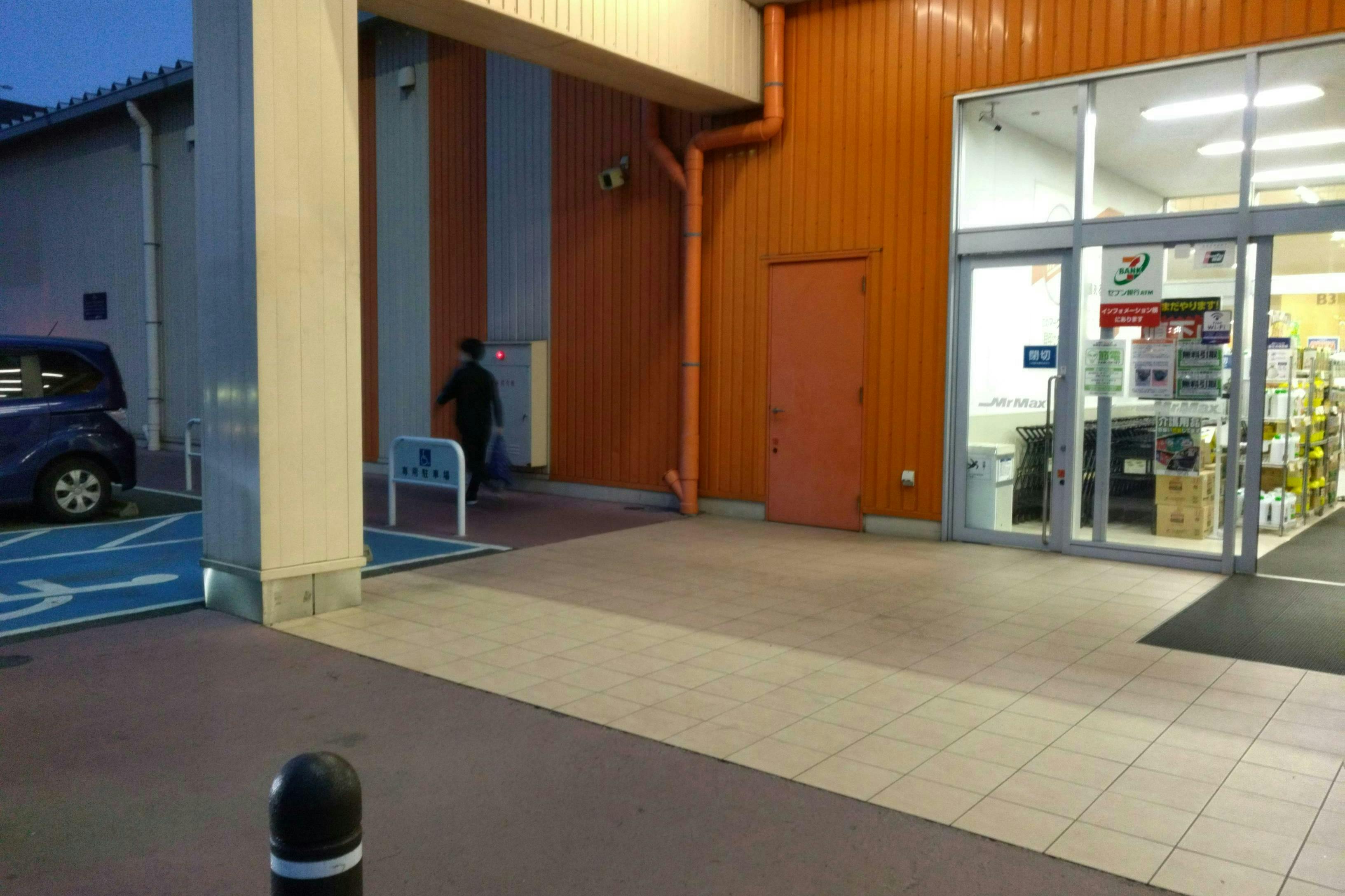 【ミスターマックス 八幡東店】食品側入口 販促プロモーションや物販用途に最適な総合ディスカウントストアの催事イベントスペースの画像