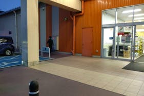 【ミスターマックス 八幡東店】食品側入口 販促プロモーションや物販用途に最適な総合ディスカウントストアの催事イベントスペース