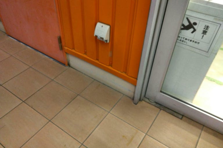 【ミスターマックス 八幡東店】食品側入口 販促プロモーションや物販用途に最適な総合ディスカウントストアの催事イベントスペースの画像2