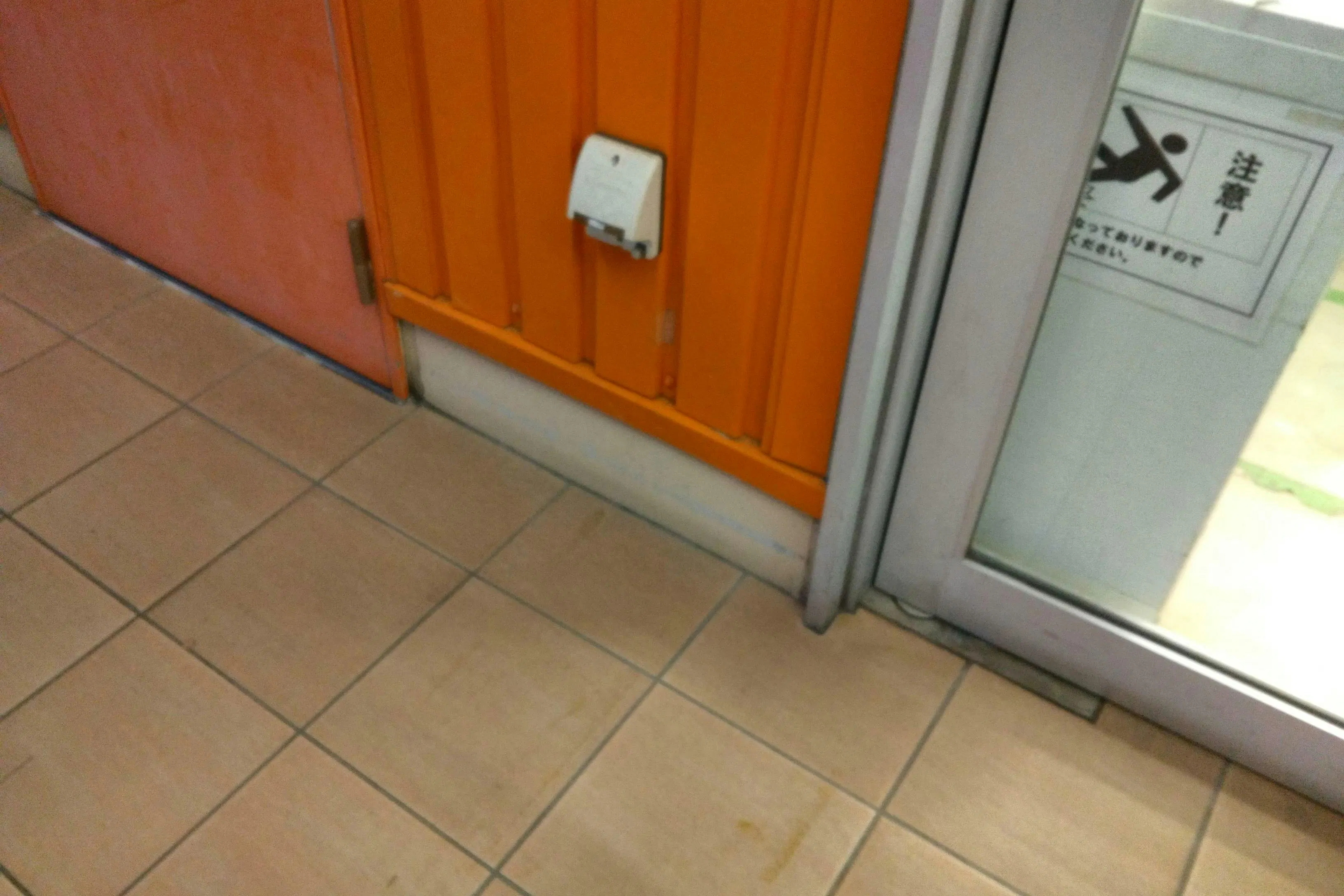 【ミスターマックス 八幡東店】食品側入口 販促プロモーションや物販用途に最適な総合ディスカウントストアの催事イベントスペース