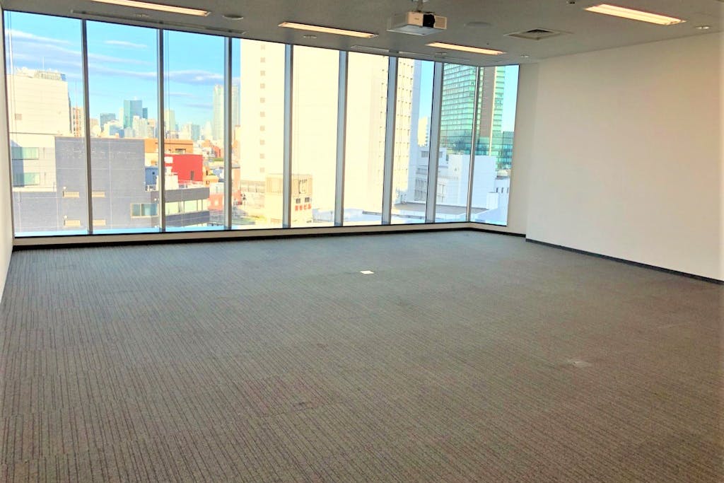 【ヒカリエカンファレンス(Room C)/渋谷駅直結】撮影や展示会にも最適なヒカリエ内にある大きな窓で解放感抜群なイベントスペース