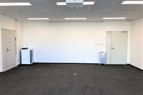 【ヒカリエカンファレンス(Room C)/渋谷駅直結】撮影や展示会にも最適なヒカリエ内にある大きな窓で解放感抜群なイベントスペース