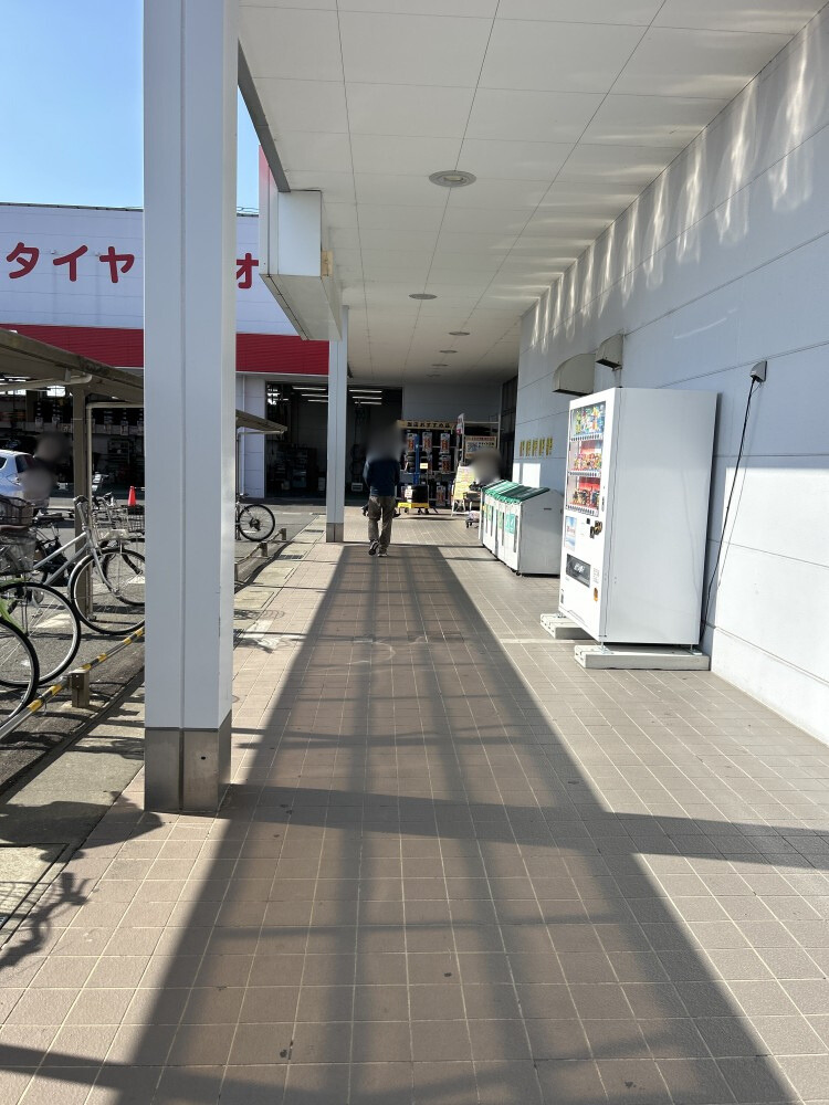 【エフマートサーキット通り】販促プロモーションに最適な食品側入口にある催事スペース