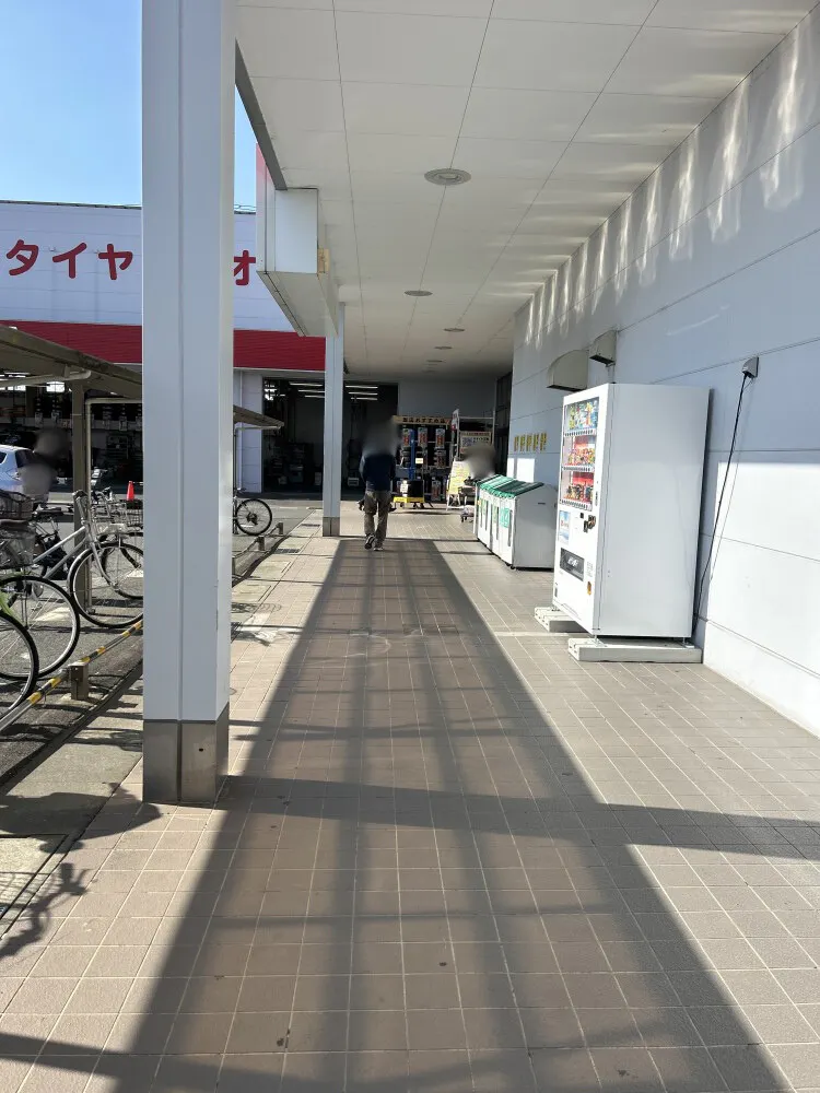 【エフマートサーキット通り】販促プロモーションに最適な食品側入口にある催事スペース