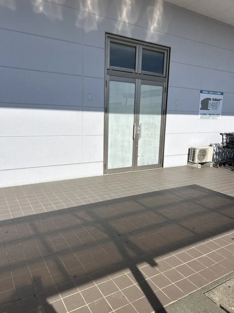 【エフマートサーキット通り】販促プロモーションに最適な食品側入口にある催事スペース