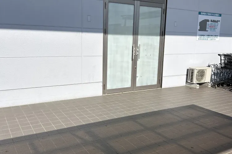 【エフマートサーキット通り】販促プロモーションに最適な食品側入口にある催事スペース