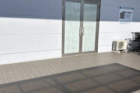 【エフマートサーキット通り】販促プロモーションに最適な食品側入口にある催事スペース