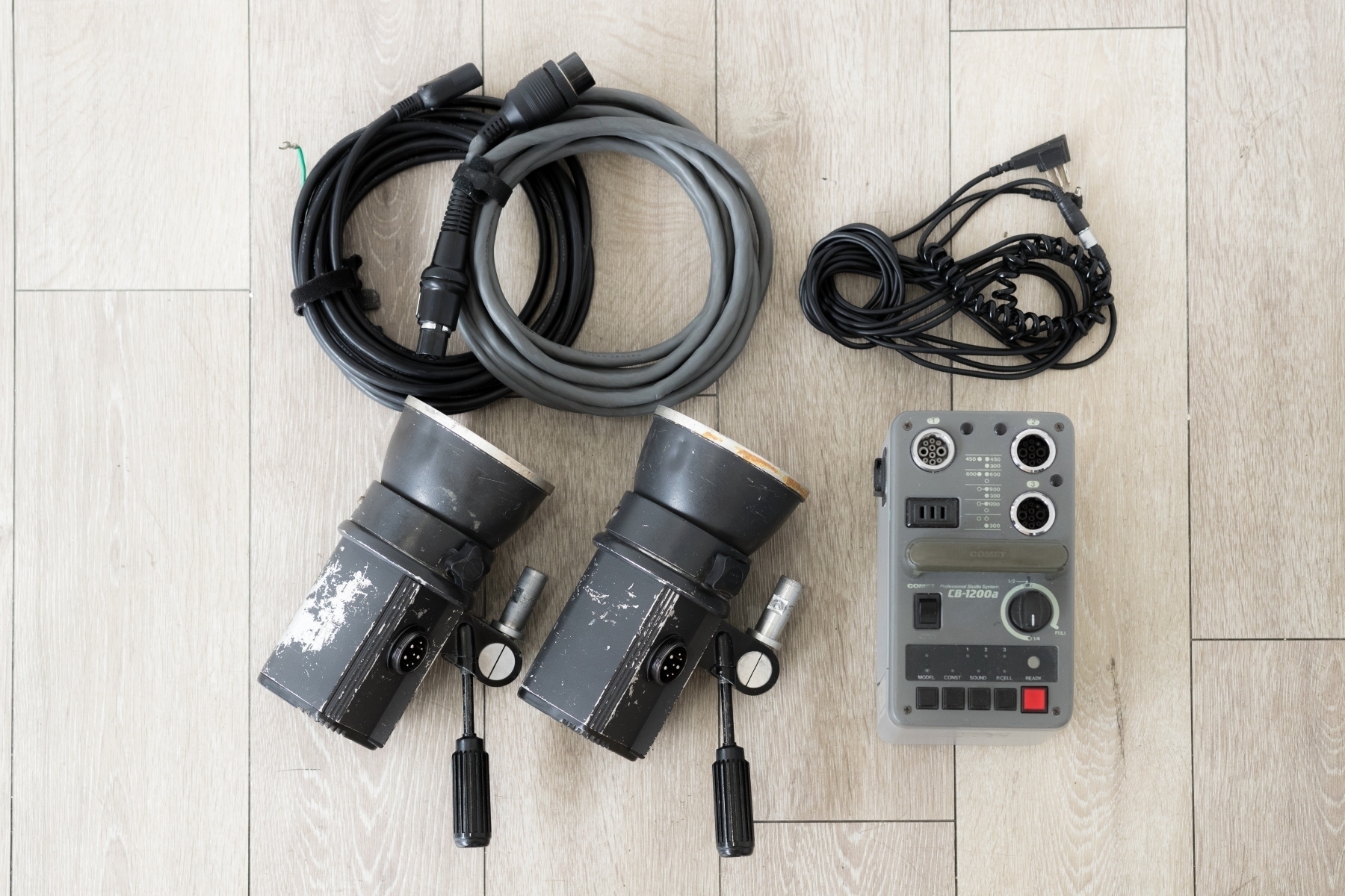 コメットの1200Wストロボ（CB1200a 最小1/4）ヘッド2灯セットです。スタンド×2、100cmアンブレラ×2、もセットです。（3,000円/日）