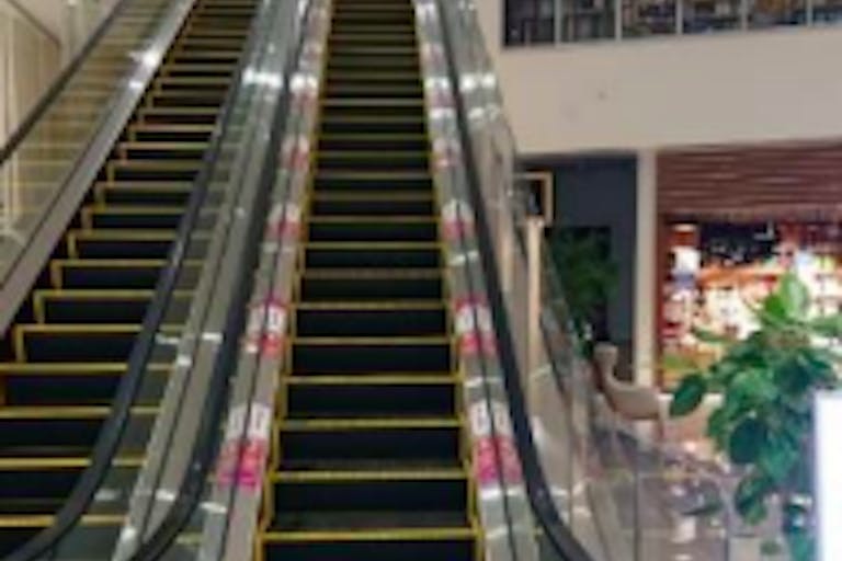 【イオンモール白山】モール内広告 エスカレーター(レーン)の画像2