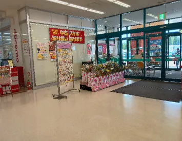 【マックスバリュ野辺地店】食品側出入口横 販促プロモーションに最適なスーパー店内催事イベントスペース