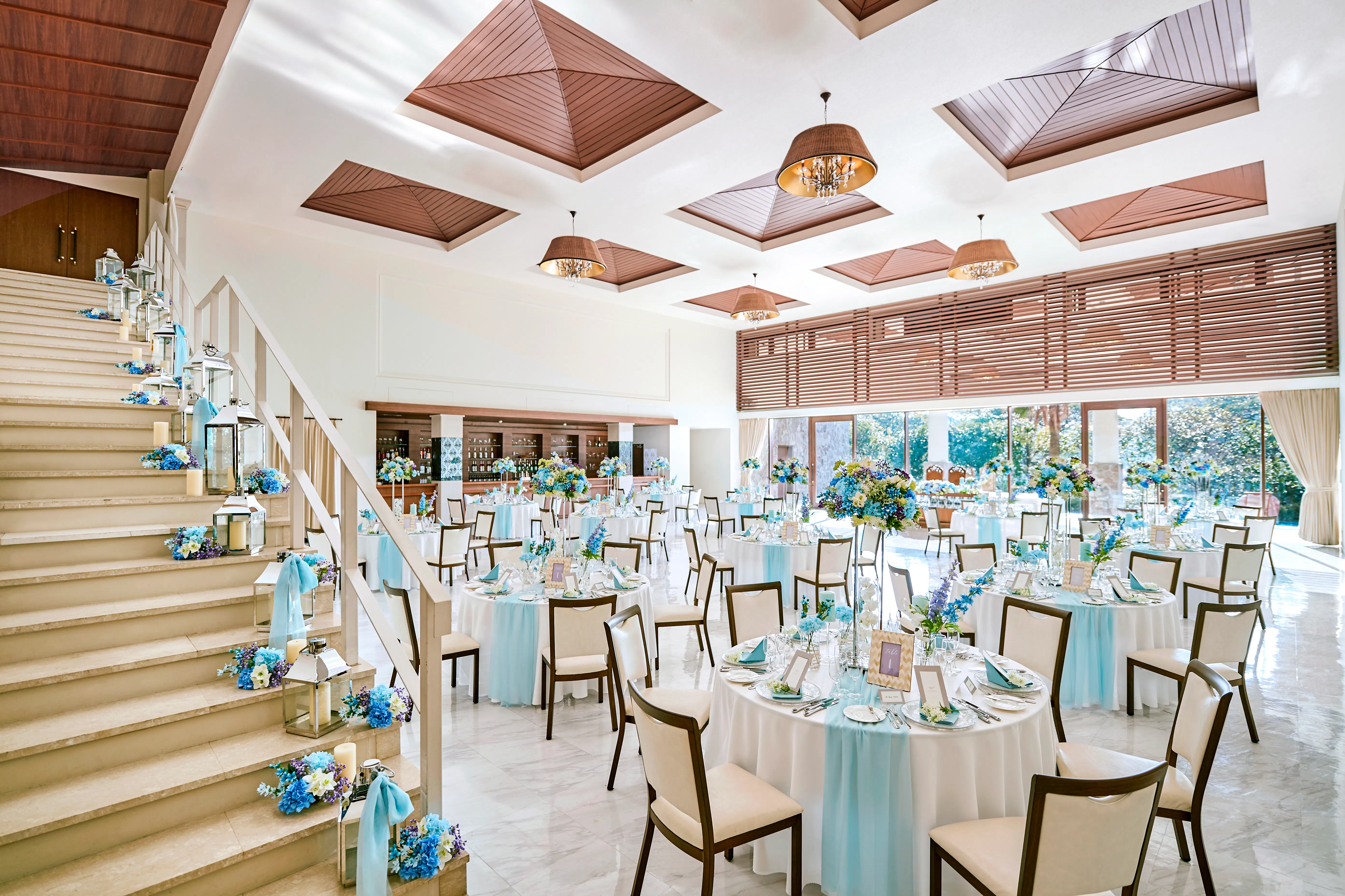 【千葉みなと駅7分】撮影やレセプションパーティーに適した高い天井が印象的なプライベートテラス付きイベントスペース(フリージア)