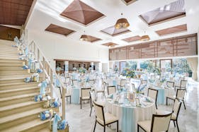 【千葉みなと駅7分】撮影やレセプションパーティーに適した高い天井が印象的なプライベートテラス付きイベントスペース(フリージア)