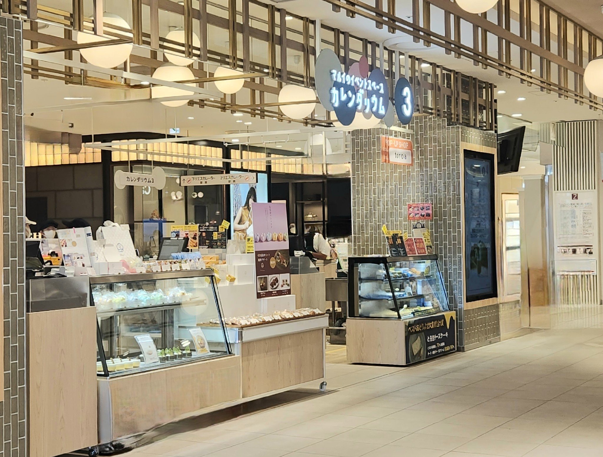 【北千住マルイ】2階 カレンダリウムF12【食物販・物産展】店内入って正面、什器完備の好立地スペース