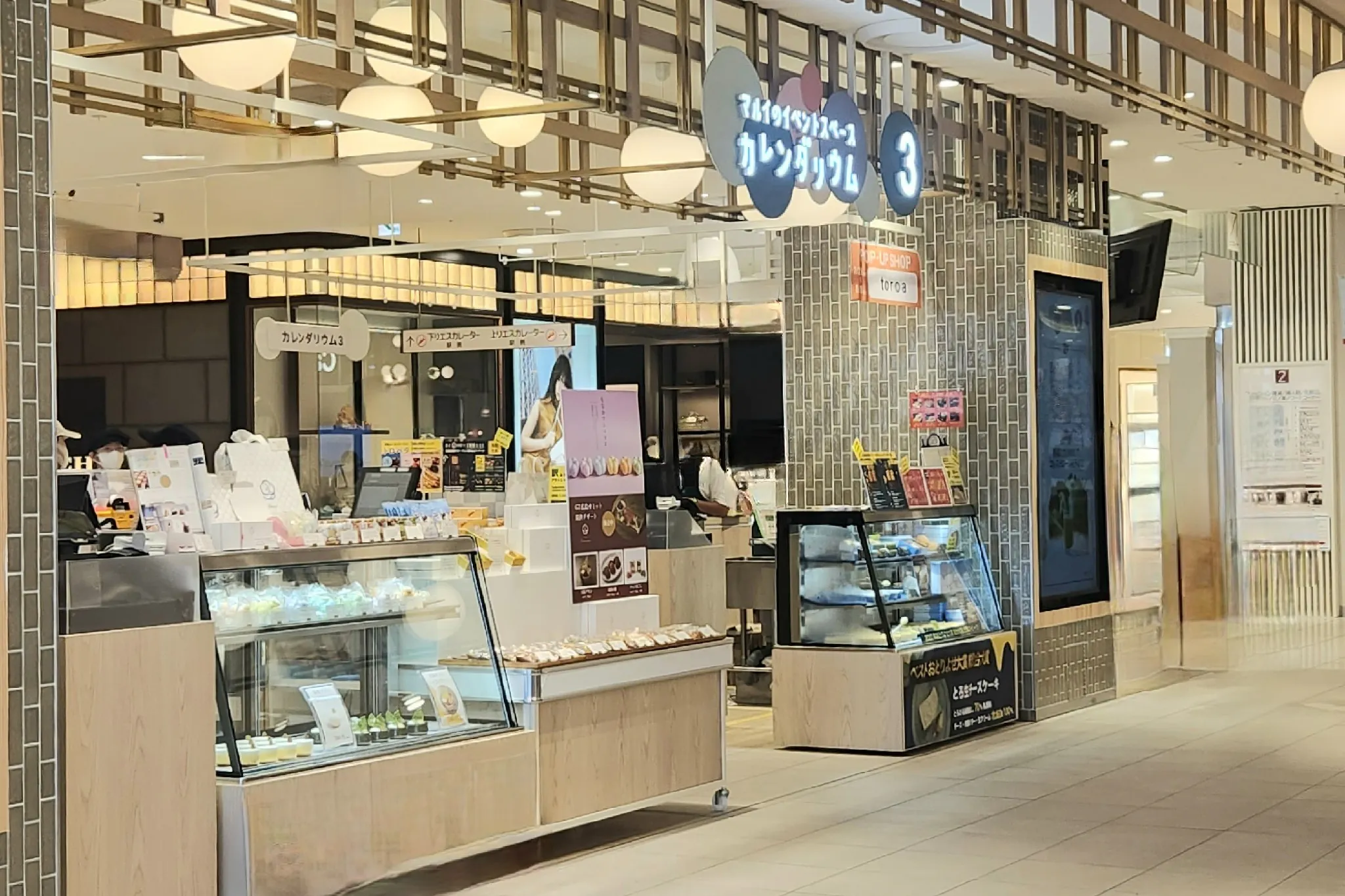 【北千住マルイ】2階 カレンダリウムF12【食物販・物産展】店内入って正面、什器完備の好立地スペース