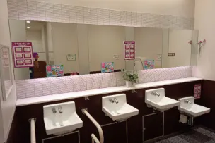 【イオンモール大和郡山】モール内広告 化粧室鏡ステッカー