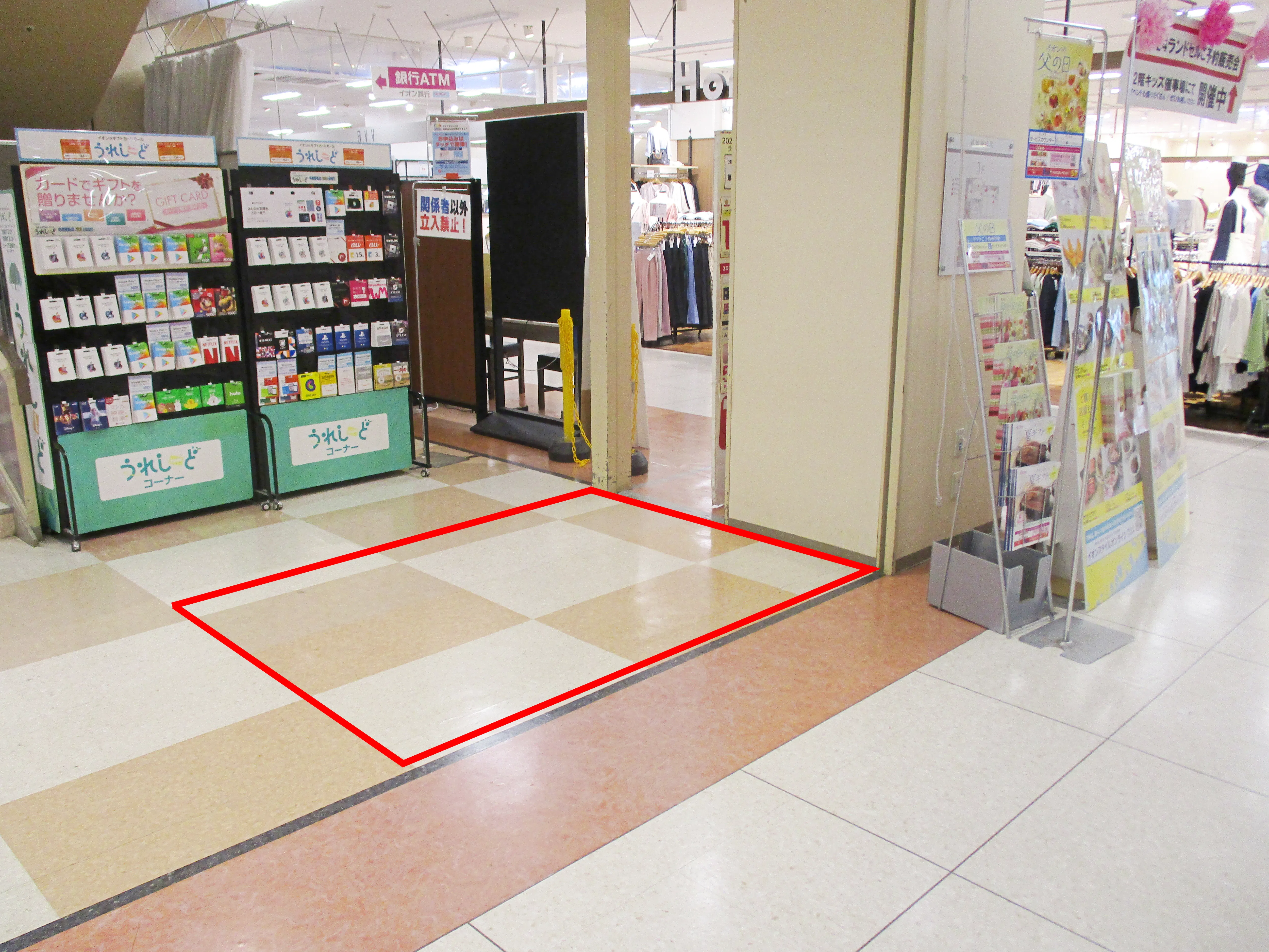 【イオン一関店】プロモーションイベントや各種物販に最適な視認性の高い1階中央エスカレーター前のイベントスペース｜ショップカウンター