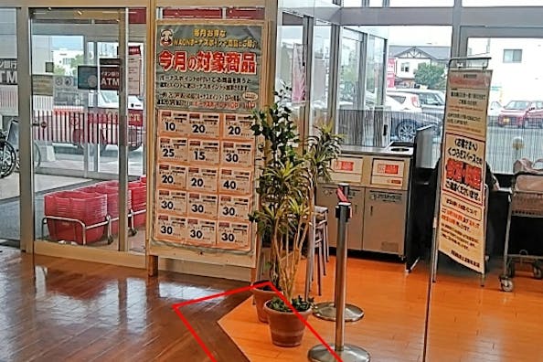 【マックスバリュ青田店】各種プロモーションイベントに最適な店舗入口横にあるイベントスペース