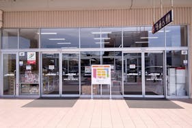 【ミスターマックス 小倉北店】家電側入口 販促プロモーションや物販用途に最適な総合ディスカウントストアの催事イベントスペース