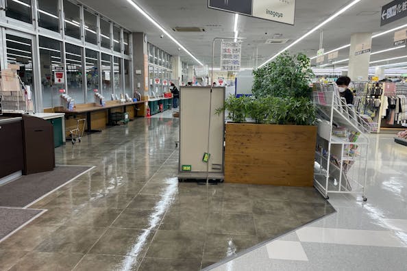 【いなげやあきる野雨間店】各種プロモーションイベントに最適なスーパーマーケットの店内イベントスペース