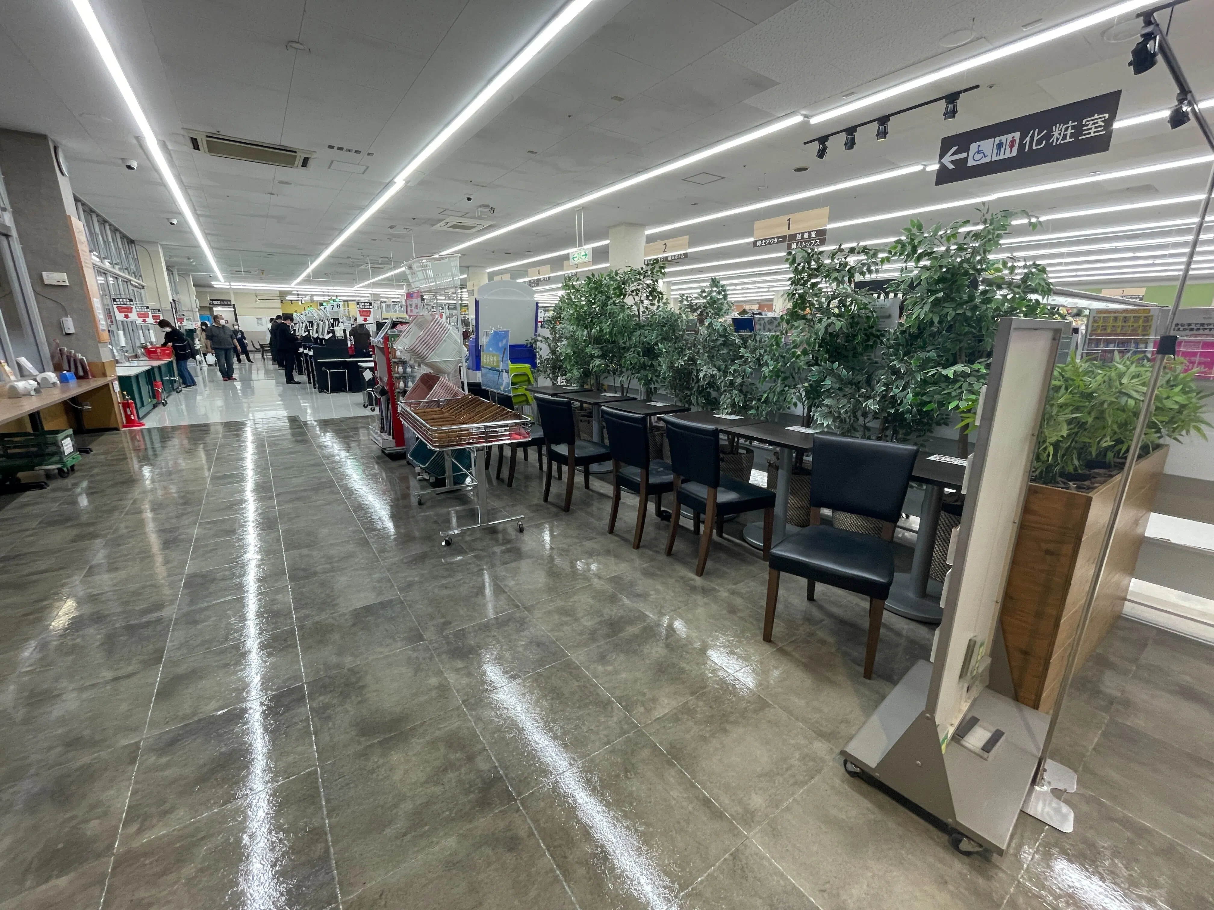 【いなげやあきる野雨間店】各種プロモーションイベントに最適なスーパーマーケットの店内イベントスペース