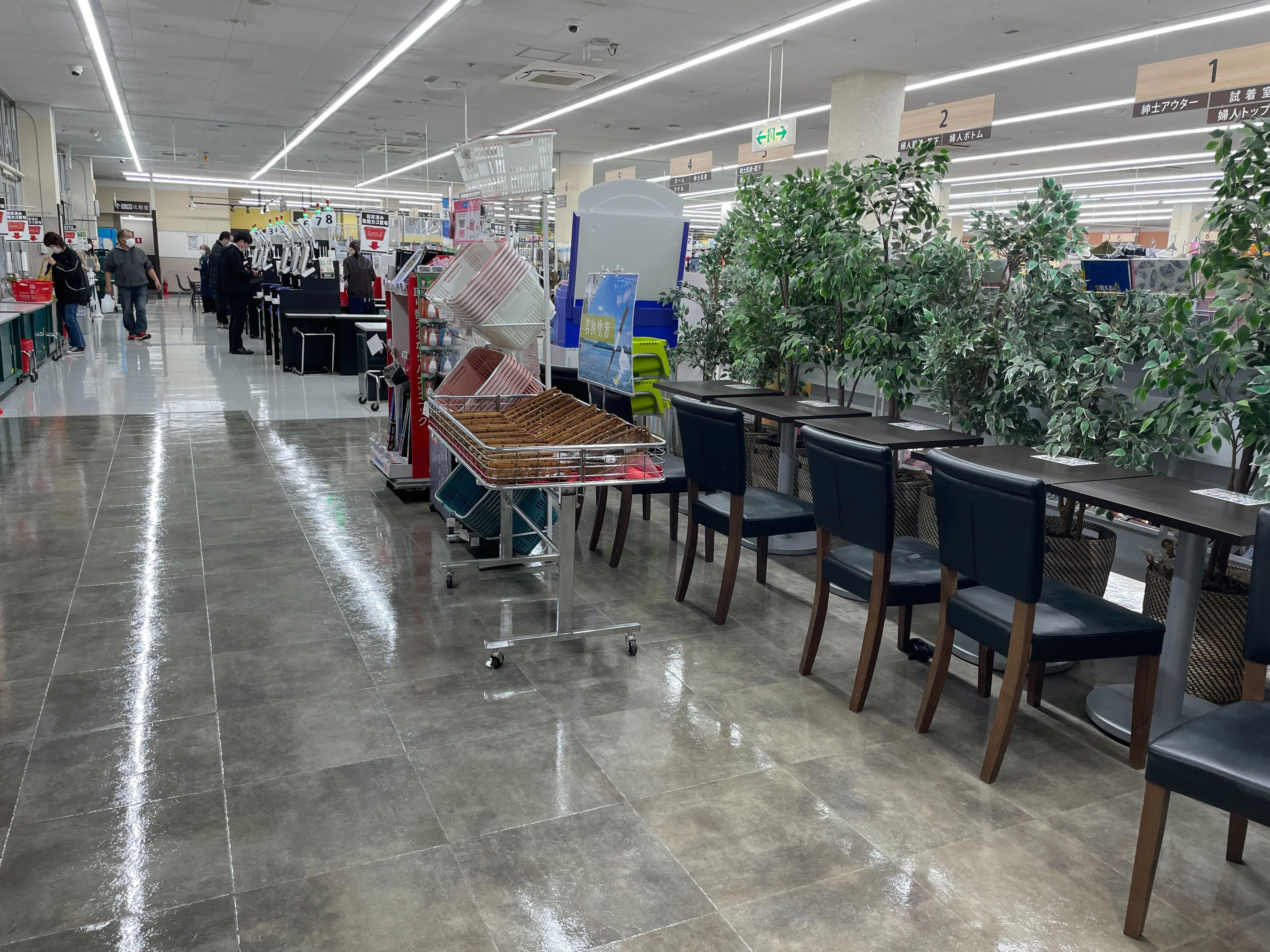 【いなげやあきる野雨間店】各種プロモーションイベントに最適なスーパーマーケットの店内イベントスペース