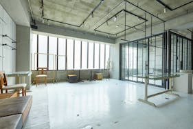 【外苑前駅10分】展示会や撮影に適した自然光差し込む什器が豊富なイベントスペース