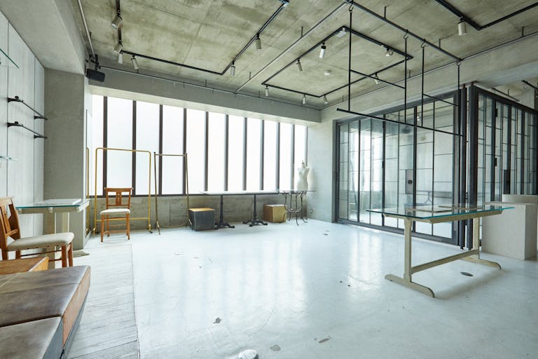 【外苑前駅10分】展示会や撮影に適した自然光差し込む什器が豊富なイベントスペースの画像6