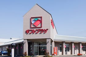 【ギフトプラザ会津店】物販ポップアップストアやキッチンカー、出張販売、プロモーションイベントに適したギフトショップ併設駐車場内のイベントスペースC