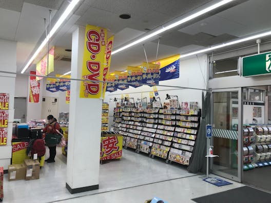 【いなげや鶴ヶ島店】各種プロモーションイベントに最適なスーパーマーケットの店内サービスカウンター横のイベントスペース