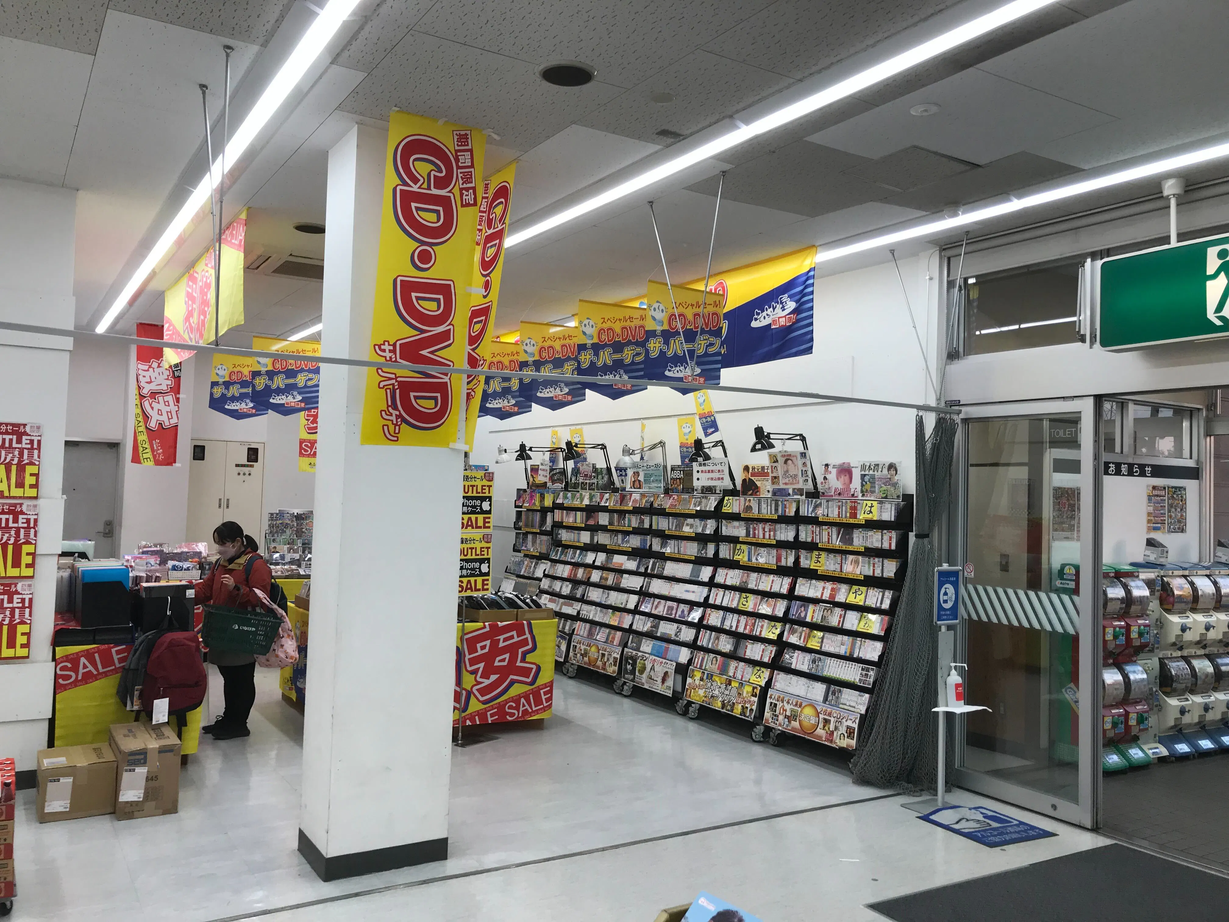 【いなげや鶴ヶ島店】各種プロモーションイベントに最適なスーパーマーケットの店内サービスカウンター横のイベントスペース
