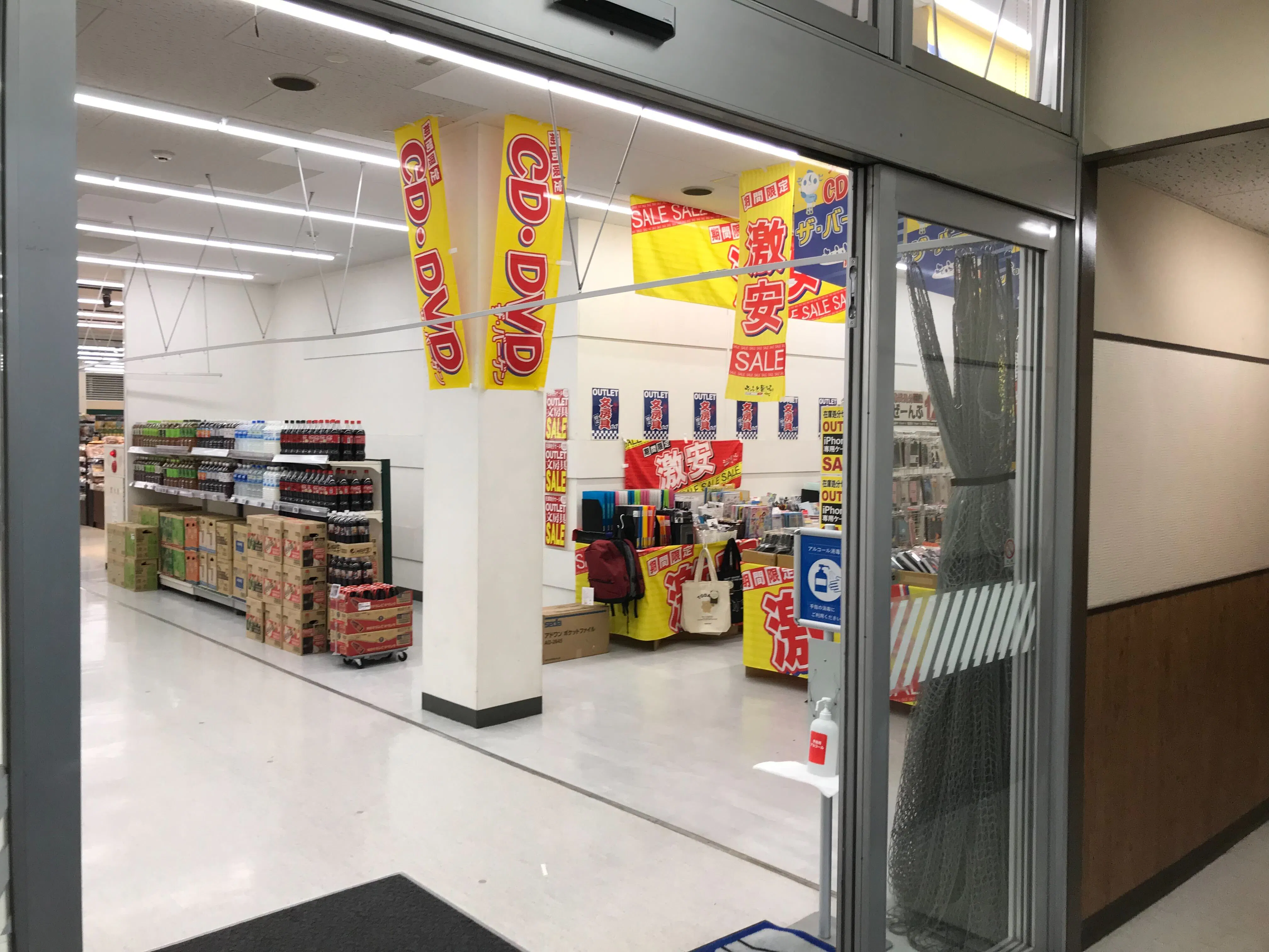 【いなげや鶴ヶ島店】各種プロモーションイベントに最適なスーパーマーケットの店内サービスカウンター横のイベントスペース