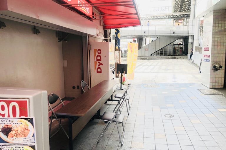 奥に見えるのが駅のロータリーになります。