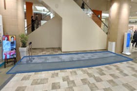 【あまがさきキューズモール】「④1F ハニーズ前」物販や食物販のポップアップに最適な、1Fエスカレーター横のトラフィックの多いイベントスペース
