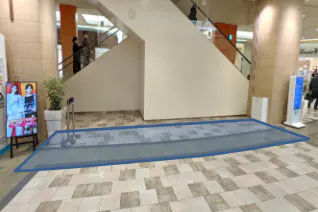 【あまがさきキューズモール】「④1F ハニーズ前」物販や食物販のポップアップに最適な、1Fエスカレーター横のトラフィックの多いイベントスペース