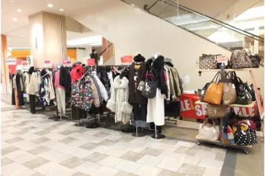 【あまがさきキューズモール】「④1F ハニーズ前」物販や食物販のポップアップに最適な、1Fエスカレーター横のトラフィックの多いイベントスペース