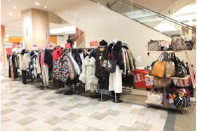 【あまがさきキューズモール】「④1F ハニーズ前」物販や食物販のポップアップに最適な、1Fエスカレーター横のトラフィックの多いイベントスペース