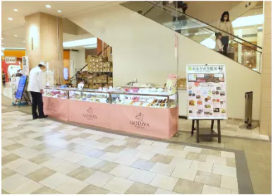 【あまがさきキューズモール】「④1F ハニーズ前」物販や食物販のポップアップに最適な、1Fエスカレーター横のトラフィックの多いイベントスペース