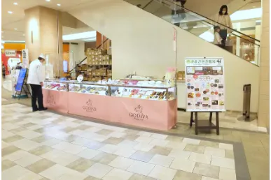 【あまがさきキューズモール】「④1F ハニーズ前」物販や食物販のポップアップに最適な、1Fエスカレーター横のトラフィックの多いイベントスペース