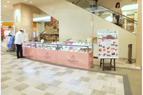 【あまがさきキューズモール】「④1F ハニーズ前」物販や食物販のポップアップに最適な、1Fエスカレーター横のトラフィックの多いイベントスペース