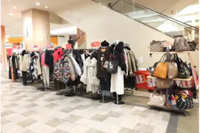 【あまがさきキューズモール】「④1F ハニーズ前」物販や食物販のポップアップに最適な、1Fエスカレーター横のトラフィックの多いイベントスペース