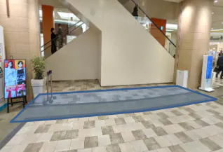 【あまがさきキューズモール】「④1F ハニーズ前」物販や食物販のポップアップに最適な、1Fエスカレーター横のトラフィックの多いイベントスペース