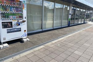【フィッシングマックス武庫川店】キッチンカーやプロモーションに最適な自動販売機横のレンタルスペース