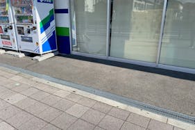 【フィッシングマックス武庫川店】キッチンカーやプロモーションに最適な自動販売機横のレンタルスペース