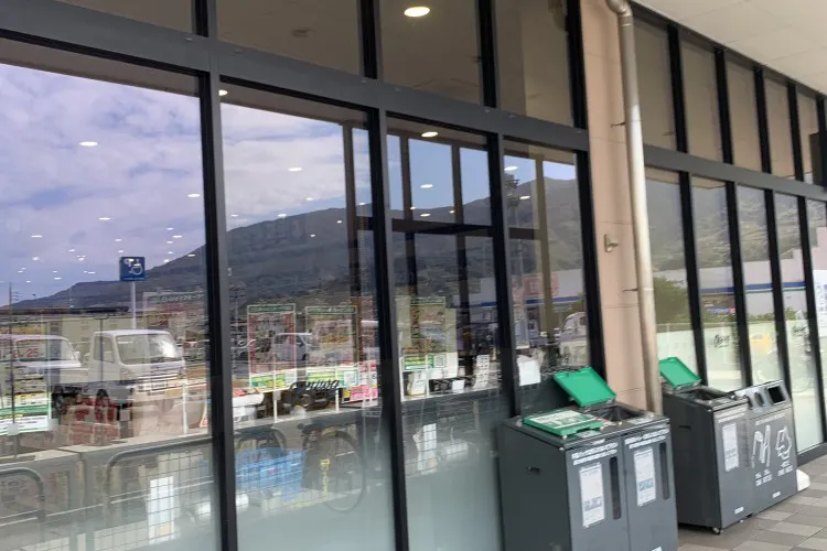 【オークワ那賀】プロモーションに最適な軒下スペース