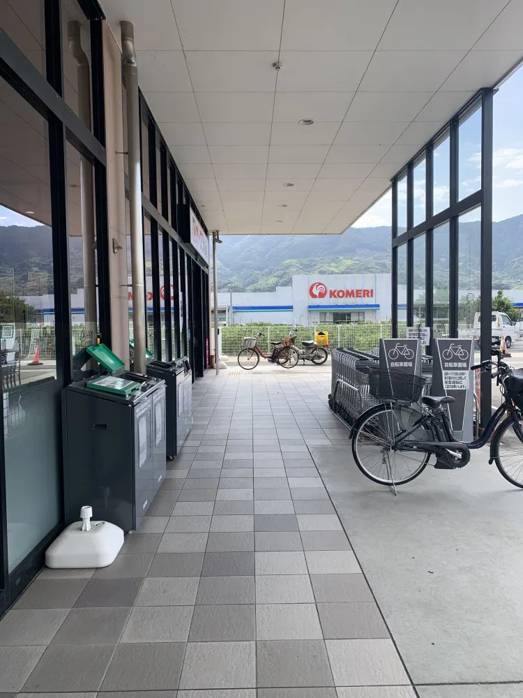 【オークワ那賀】プロモーションに最適な軒下スペース