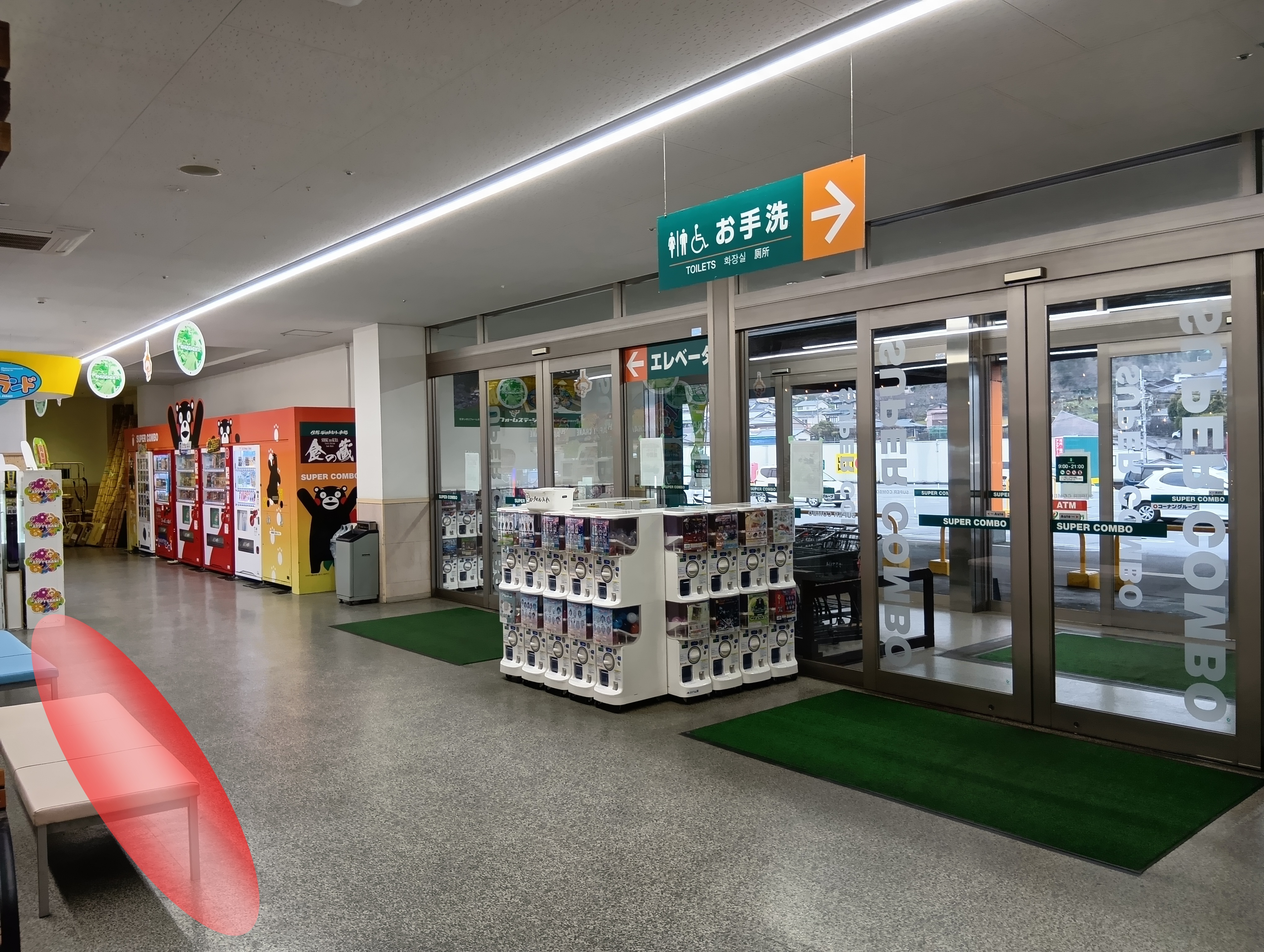 【HIヒロセスーパーコンボ田崎市場通り店】プロモーションイベントに最適なホームセンターのメイン入り口2F風除室スペース