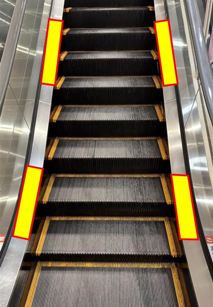 【イオンモール大和郡山】モール内広告 エスカレーターの画像