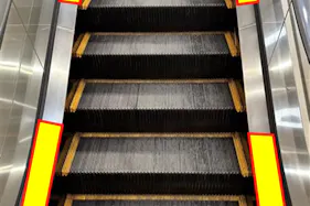 【イオンモール大和郡山】モール内広告 エスカレーター