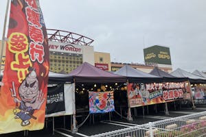 【ヘイワールド!!/メインエリア】屋外車両展示やミニコンサート、プロモーションイベントに最適な商業施設の大型駐車場スペース