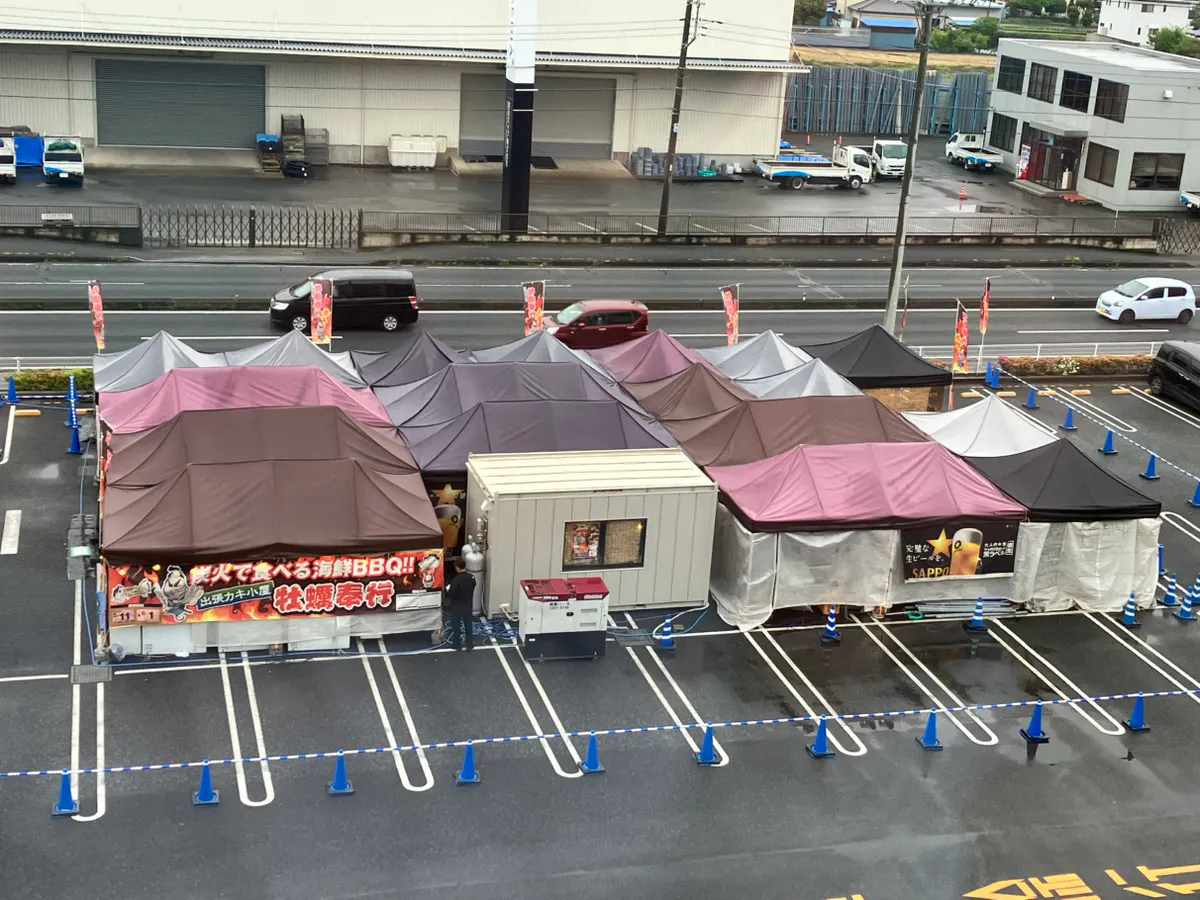 【ヘイワールド!!/メインエリア】屋外車両展示やミニコンサート、プロモーションイベントに最適な商業施設の大型駐車場スペース